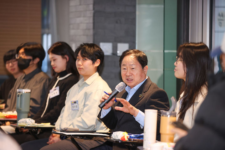 주광덕 남양주시장이 청년인재 연계플랫폼 '정약용의 후예' 간담회에서 청년들과 의견을 나누고 있다. (사진=남양주시 제공) photo@newsis.com *재판매 및 DB 금지