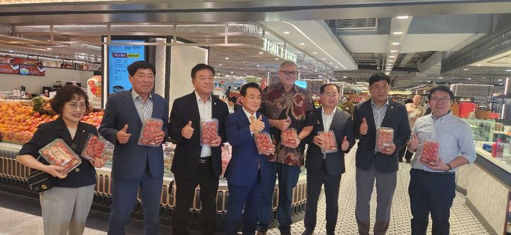 [자카르타=뉴시스]곽상훈 기자=백성현 논산시장과 로알드 수왓트 더푸드홀 CEO와 논산시의회 의원들이 기념사진을 찍고 있다. 2026. 02. 06 kshoon0663@newsis.com *재판매 및 DB 금지