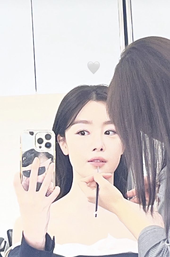 한선화, 물오른 미모…화장 중 찰칵