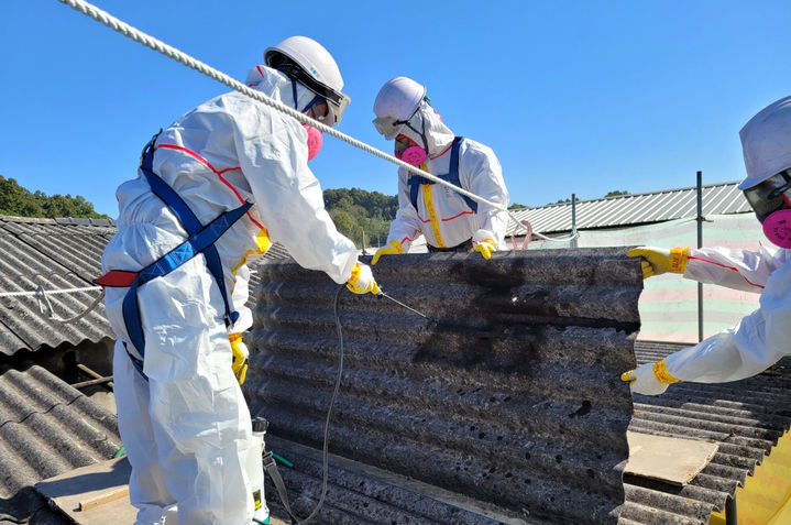 [순창=뉴시스] 순창군의 '슬레이트 처리지원사업'을 통해 전문 인력이 노후 건축물의 슬레이트 지붕 철거작업을 하고 있다. *재판매 및 DB 금지