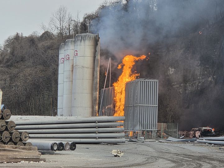 [진주=뉴시스] 6일 오후 3시33분께 진주시 진성면 한 공장에서 액화천연가스(LNG)가 폭발해 불길이 치솟고 있다. (사진=경남소방본부 제공) 2026.02.06. photo@newsis.com *재판매 및 DB 금지