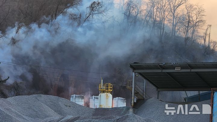 [진주=뉴시스] 정경규 기자 = 6일 오후 3시33분께 진주시 진성면 한 공장에서 액화천연가스(LNG)가 폭발해 불씨가 인근 야산으로 옮겨 붙고있다. 2026.02.06. jkgyu@newsis.com *재판매 및 DB 금지
