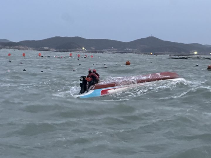 [완도=뉴시스] 6일 오후 5시36분께 분께 전남 완도군 노화도 인근 해상에서 전복된 2.3t급 양식장 관리선 A호를 수색하고 있다. (사진=완도해경 제공) 2026.02.06. photo@newsis.com *재판매 및 DB 금지