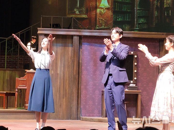 [서울=뉴시스]최희정 기자= 지난 5일 세종문화회관 M씨어터에서 연극 '사의 찬미'가 끝난 뒤 커튼콜에서 윤심덕 역을 맡은 배우 서예지와 김우진 역을 맡은 배우 곽시양이 관객에게 인사하고 있다. dazzling@newsis.com 2026.02.06.