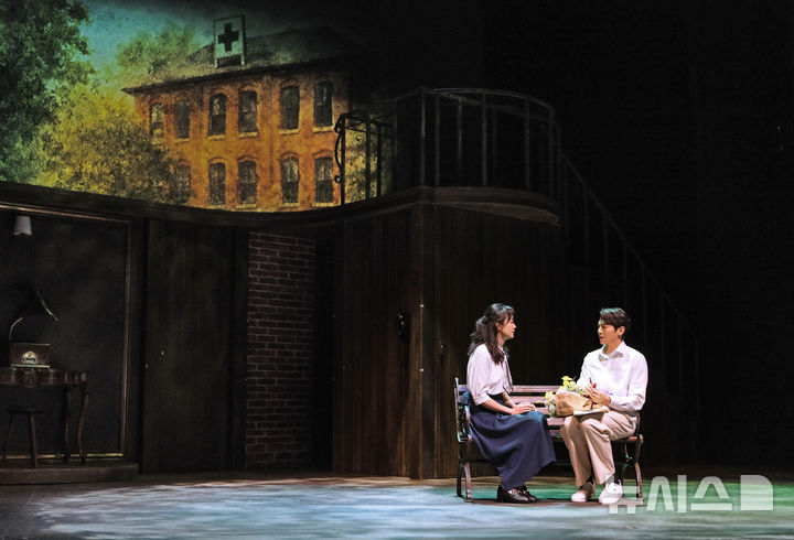  [서울=뉴시스]연극 '사의 찬미'에서 배우들이 열연하는 모습. (사진=쇼앤텔컴퍼니 제공)