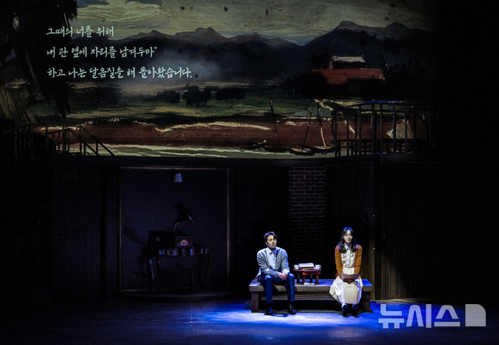  [서울=뉴시스]연극 '사의 찬미'에서 배우들이 열연하는 모습. (사진=쇼앤텔컴퍼니 제공)