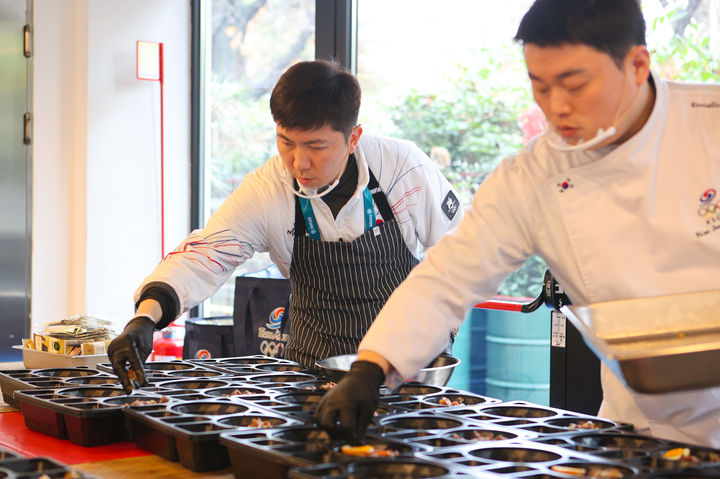 [서울=뉴시스] 밀라노 급식지원센터에서 도시락 제작에 참여하는 유승민 대한체육회장. (사진 = 대한체육회 제공) *재판매 및 DB 금지