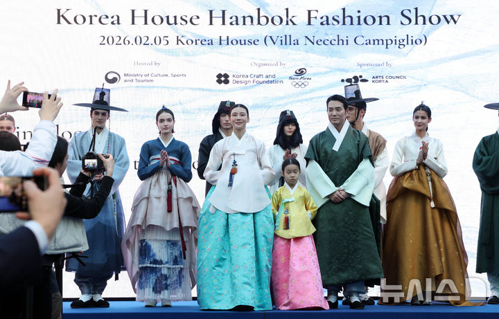 [밀라노=뉴시스] 박주성 기자 = 5일(현지시간) 이탈리아 밀라노 빌라 네키 캄필리오(Villa Necchi Campiglio)에 마련된 코리아하우스에서 한복 패션쇼가 열리고 있다.코리아하우스는 2026 밀라노·코르티나담페초 동계올림픽 기간 동안 스포츠 외교와 K-컬처 홍보의 장으로 활용된다. (공동취재). 2026.02.05. park7691@newsis.com