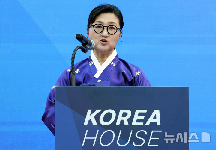 [밀라노=뉴시스] 박주성 기자 = 노희영 코리아하우스 단장이 5일(현지시간) 이탈리아 밀라노 빌라 네키 캄필리오(Villa Necchi Campiglio)에서 열린 코리아하우스 개관식에서 인사말을 하고 있다.코리아하우스는 2026 밀라노·코르티나담페초 동계올림픽 기간 동안 스포츠 외교와 K-컬처 홍보의 장으로 활용된다. (공동취재). 2026.02.05. park7691@newsis.com