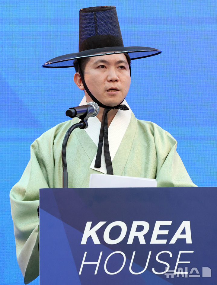 [밀라노=뉴시스] 박주성 기자 = 유승민 대한체육회장이 5일(현지시간) 이탈리아 밀라노 빌라 네키 캄필리오(Villa Necchi Campiglio)에서 열린 코리아하우스 개관식에서 환영사를 하고 있다.코리아하우스는 2026 밀라노·코르티나담페초 동계올림픽 기간 동안 스포츠 외교와 K-컬처 홍보의 장으로 활용된다. (공동취재). 2026.02.05. park7691@newsis.com