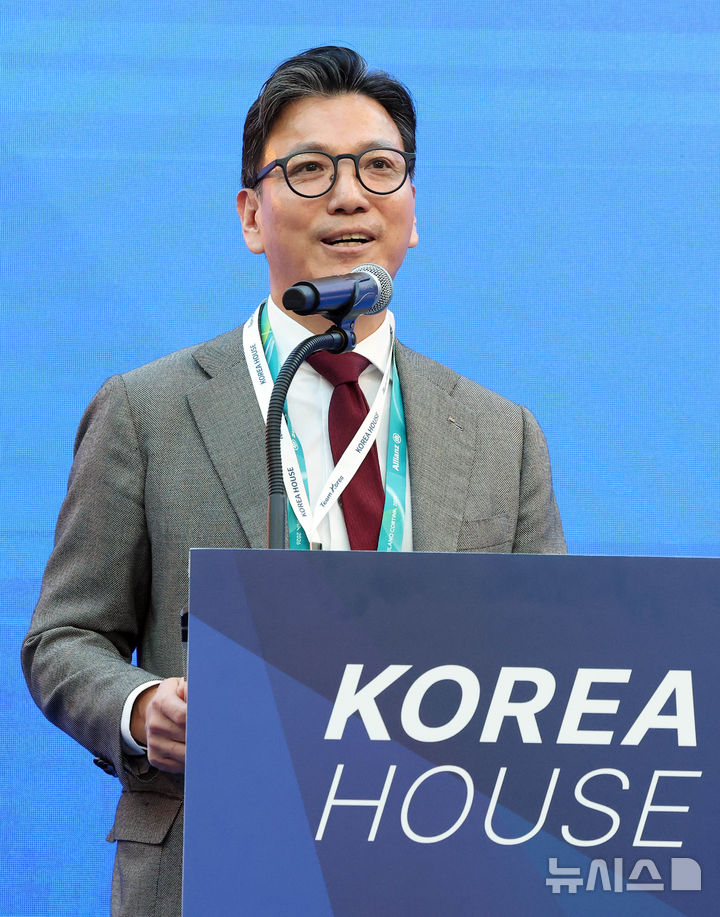 [밀라노=뉴시스] 박주성 기자 = 김재열 국제올림픽위원회(IOC) 집행위원 겸 국제빙상경기연맹(ISU) 회장이 5일(현지시간) 이탈리아 밀라노 빌라 네키 캄필리오(Villa Necchi Campiglio)에서 열린 코리아하우스 개관식에서 축사를 하고 있다.코리아하우스는 2026 밀라노·코르티나담페초 동계올림픽 기간 동안 스포츠 외교와 K-컬처 홍보의 장으로 활용된다. (공동취재). 2026.02.05. park7691@newsis.com