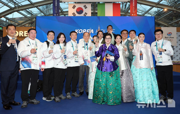 [밀라노=뉴시스] 박주성 기자 = 5일(현지시간) 이탈리아 밀라노 빌라 네키 캄필리오(Villa Necchi Campiglio)에서 열린 코리아하우스 개관식에서 최휘영 문화체육관광부 장관, 유승민 대한체육회장, 이수경 선수단장, 김택수 부단장, 반기문 전 UN 사무총장을 비롯한 참석 귀빈들이 기념 촬영을 하고 있다.코리아하우스는 2026 밀라노·코르티나담페초 동계올림픽 기간 동안 스포츠 외교와 K-컬처 홍보의 장으로 활용된다. (공동취재). 2026.02.05. park7691@newsis.com