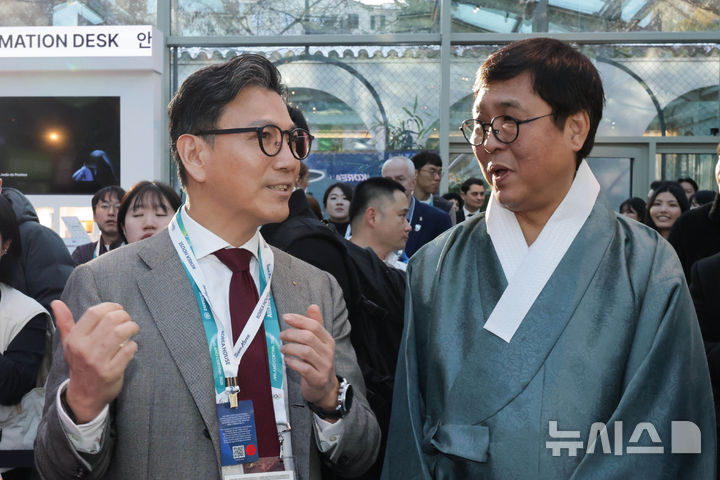 [밀라노=뉴시스] 박주성 기자 = 김재열 국제올림픽위원회(IOC) 집행위원 겸 국제빙상경기연맹(ISU) 회장과 최휘영 문화체육관광부 장관(오른쪽)이 5일(현지시간) 이탈리아 밀라노 빌라 네키 캄필리오(Villa Necchi Campiglio)에서 열린 코리아하우스 개관식에서 대화를 나누고 있다.코리아하우스는 2026 밀라노·코르티나담페초 동계올림픽 기간 동안 스포츠 외교와 K-컬처 홍보의 장으로 활용된다. (공동취재). 2026.02.05. park7691@newsis.com