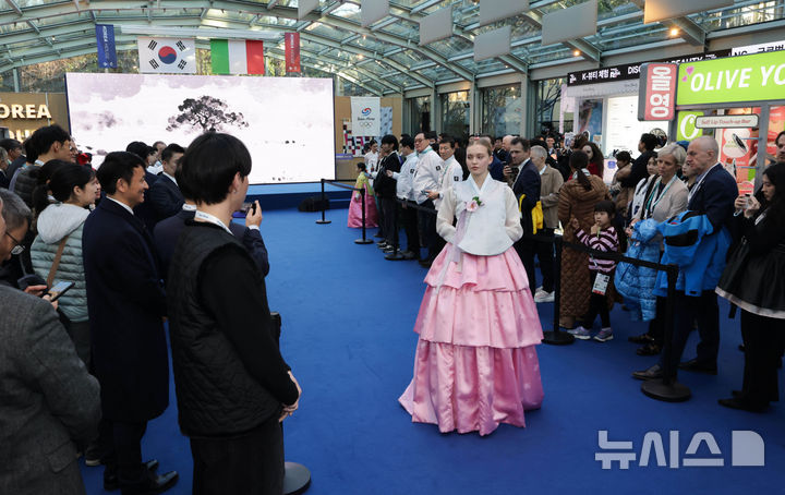 [밀라노=뉴시스] 박주성 기자 = 5일(현지시간) 이탈리아 밀라노 빌라 네키 캄필리오(Villa Necchi Campiglio)에 마련된 코리아하우스에서 한복 패션쇼가 열리고 있다.코리아하우스는 2026 밀라노·코르티나담페초 동계올림픽 기간 동안 스포츠 외교와 K-컬처 홍보의 장으로 활용된다. (공동취재). 2026.02.05. park7691@newsis.com