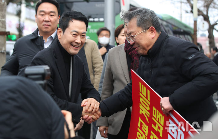 [서귀포=뉴시스] 우장호 기자 = 장동혁 국민의힘 대표가 6일 오전 제주 서귀포시 표선면의 한 거리에서 통일교의 정치권 금품로비 의혹과 관련한 특검법 입법을 요구하는 이른바 '쌍특검 촉구 피켓시위' 지지자를 찾아 격려하고 있다. 2026.02.06. woo1223@newsis.com