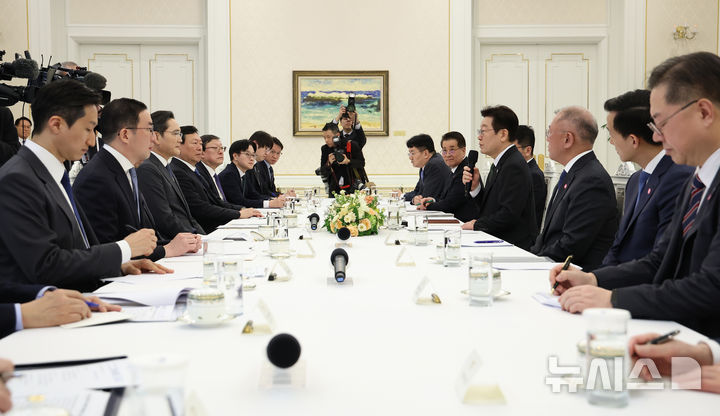 [서울=뉴시스] 고범준 기자 = 이재명 대통령이 4일 청와대에서 열린 청년일자리와 지방투자 확대를 위한 기업간담회에서 발언을 하고 있다. (청와대통신사진기자단) 2026.02.04. bjko@newsis.com