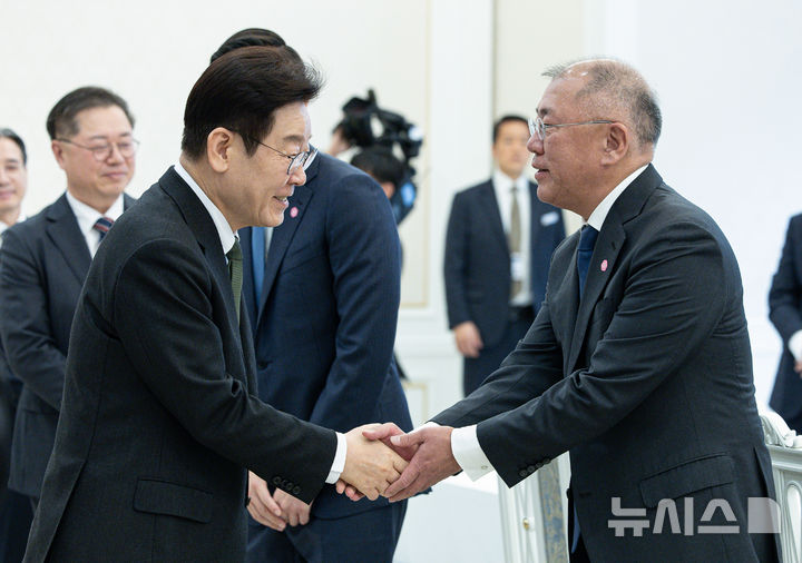[서울=뉴시스] 고범준 기자 = 이재명 대통령이 4일 청와대에서 열린 청년일자리와 지방투자 확대를 위한 기업간담회에 입장하며 정의선 현대자동차그룹 회장과 악수하고 있다. (청와대통신사진기자단) 2026.02.04. bjko@newsis.com