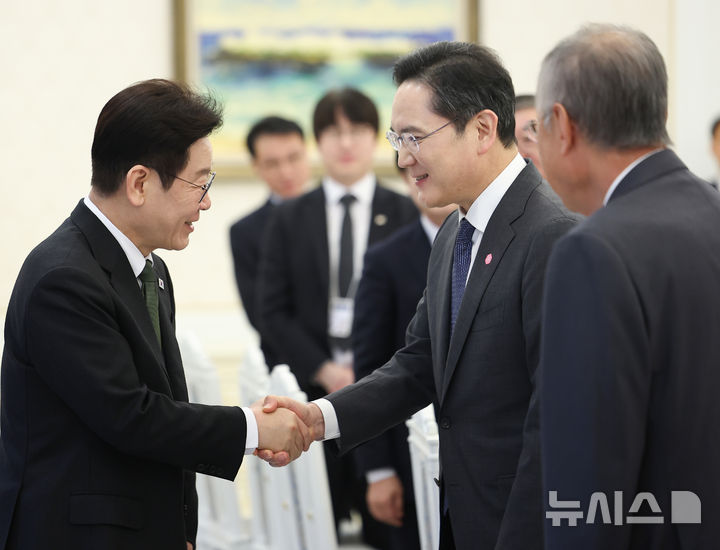 [서울=뉴시스] 고범준 기자 = 이재명 대통령이 4일 청와대에서 열린 청년일자리와 지방투자 확대를 위한 기업간담회에 입장하며 이재용 삼성전자 회장과 악수하고 있다. (청와대통신사진기자단) 2026.02.04. bjko@newsis.com