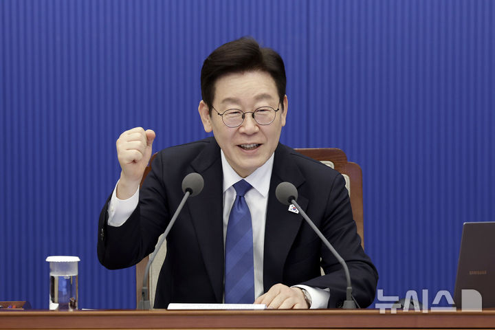 [서울=뉴시스] 최동준 기자 = 이재명 대통령이 5일 청와대에서 열린 수석보좌관회의에서 밀라노 코르티나 동계올림픽 선수단 선전 기원 파이팅을 외치고 있다. 2026.02.05. photocdj@newsis.com