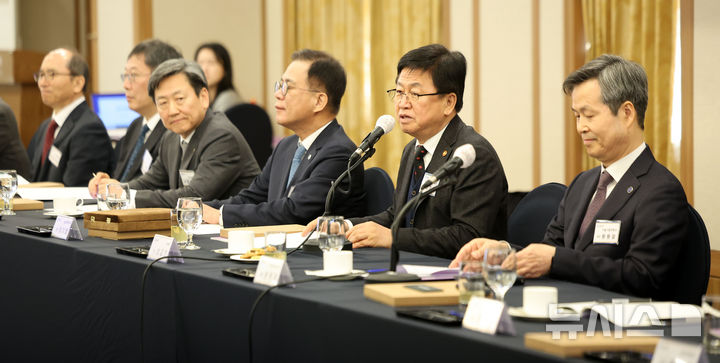 [서울=뉴시스] 김선웅 기자 = 최교진 교육부장관이 6일 서울 중구 프레스센터에서 열린 제39회 서울총장포럼 총회에 참석해 서울지역 대학 총장들과 간담회를 하고 있다. 2026.02.06. mangusta@newsis.com