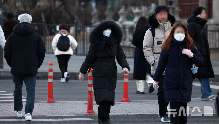 [서울=뉴시스] 김선웅 기자 = 서울에 한파주의보가 발령된 6일 오전 서울 종로구 세종로 사거리에서 두꺼운 옷을 입은 시민들이 길을 걷고 있다. 2026.02.06. mangusta@newsis.com
