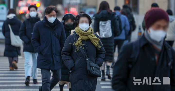 [서울=뉴시스] 김선웅 기자 = 서울에 한파주의보가 발령된 6일 오전 서울 종로구 세종로 사거리에서 두꺼운 옷을 입은 시민들이 길을 걷고 있다. 2026.02.06. mangusta@newsis.com