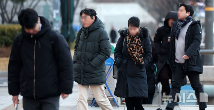 [서울=뉴시스] 김선웅 기자 = 서울에 한파주의보가 발령된 6일 오전 서울 종로구 세종로 사거리에서 두꺼운 옷을 입은 시민들이 길을 걷고 있다. 2026.02.06. mangusta@newsis.com