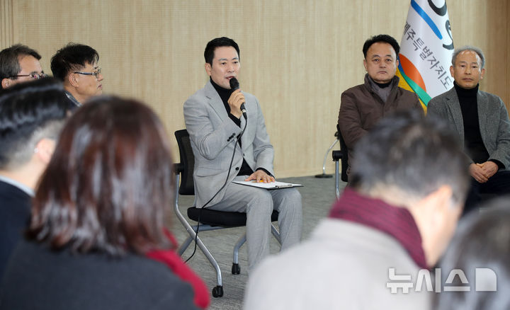 [서귀포=뉴시스] 우장호 기자 = 장동혁 국민의힘 대표가 6일 오전 제주 서귀포시 성산읍사무소에서 열린 제주 제2공항 관련 '주민과의 간담회'에서 발언하고 있다. 2026.02.06. woo1223@newsis.com
