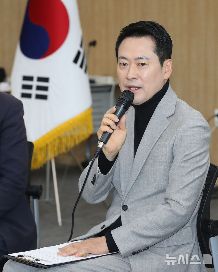 [서귀포=뉴시스] 우장호 기자 = 장동혁 국민의힘 대표가 6일 오전 제주 서귀포시 성산읍사무소에서 열린 제주 제2공항 관련 '주민과의 간담회'에서 발언하고 있다. 2026.02.06. woo1223@newsis.com