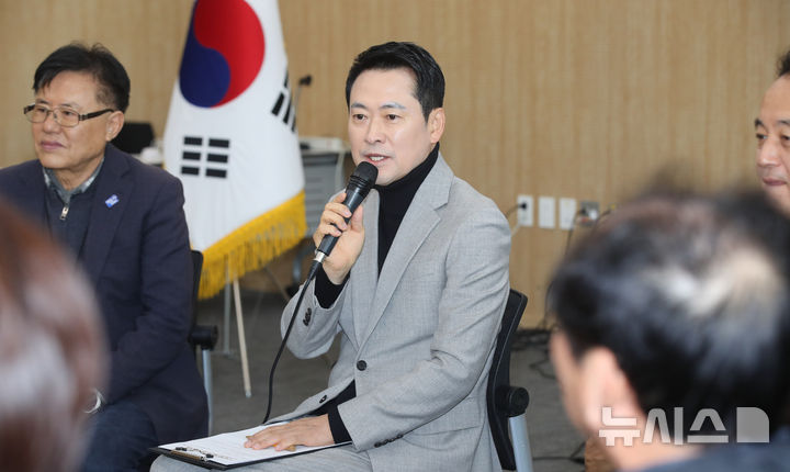 장동혁 "재신임·사퇴 요구 아직 들은 것 없어…비판 말고 직 걸라"