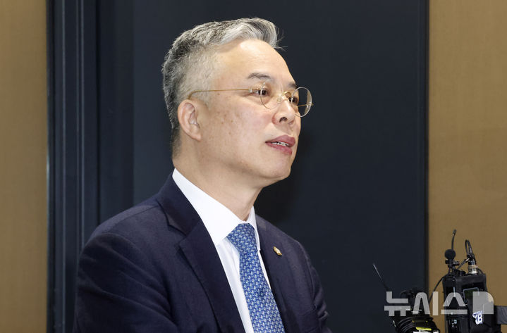 [서울=뉴시스] 김혜진 기자 = 3대 특검이 남긴 의혹을 수사할 '2차 종합특검'으로 임명된 권창영 변호사가 6일 서울 중구 법무법인 지평 사무실로 출근하며 취재진에게 임명 소감을 밝히고 있다. 2026.02.06. jini@newsis.com