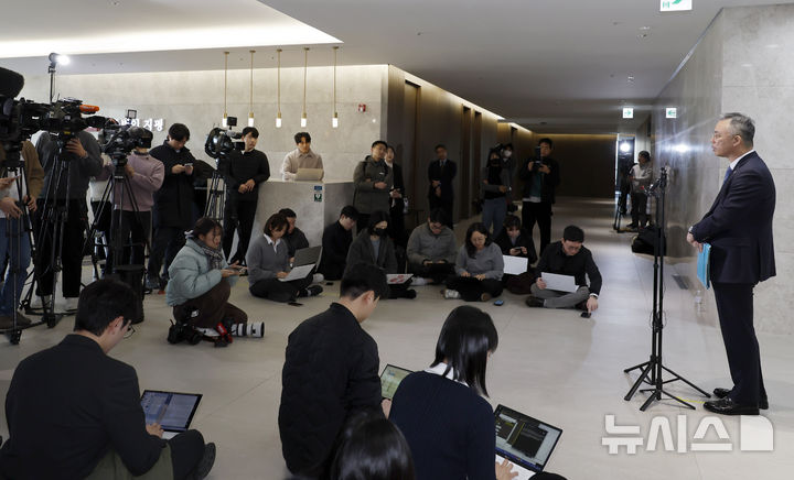 [서울=뉴시스] 김혜진 기자 = 3대 특검이 남긴 의혹을 수사할 '2차 종합특검'으로 임명된 권창영 변호사가 6일 서울 중구 법무법인 지평 사무실로 출근하며 취재진의 질문에 답하고 있다. 2026.02.06. jini@newsis.com