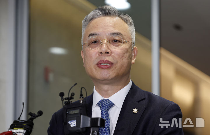 [서울=뉴시스] 김혜진 기자 = 3대 특검이 남긴 의혹을 수사할 '2차 종합특검'으로 임명된 권창영 변호사가 6일 서울 중구 법무법인 지평 사무실로 출근하고 있다. 2026.02.06. jini@newsis.com