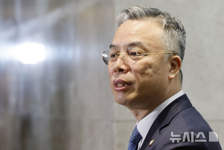 [서울=뉴시스] 김혜진 기자 = 3대 특검이 남긴 의혹을 수사할 '2차 종합특검'으로 임명된 권창영 변호사가 6일 서울 중구 법무법인 지평 사무실로 출근하며 취재진에게 임명 소감을 밝히고 있다. 2026.02.06. jini@newsis.com