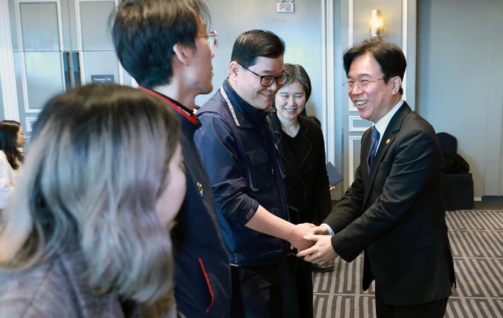 [서울=뉴시스] 김영훈 고용노동부 장관이 6일 서울 여의도 켄싱턴 호텔에서 열린 '퇴직연금 기능 강화를 위한 노사정 TF 공동선언문 발표'에 참석해 참석자들과 인사하고 있다. (사진=고용노동부 제공) 2026.02.06. photo@newsis.com *재판매 및 DB 금지