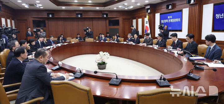 [서울=뉴시스] 추상철 기자 = 김민석 국무총리가 6일 오전 서울 종로구 정부서울청사에서 열린 제1차 청년정책 관계장관회의에서 발언하고 있다. 2026.02.06. scchoo@newsis.com