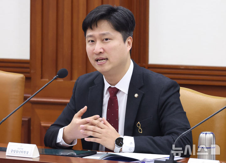 [서울=뉴시스] 추상철 기자 = 우재준 국민의힘 중앙청년위원장이 6일 오전 서울 종로구 정부서울청사에서 열린 제1차 청년정책 관계장관회의에서 발언하고 있다. 2026.02.06. scchoo@newsis.com