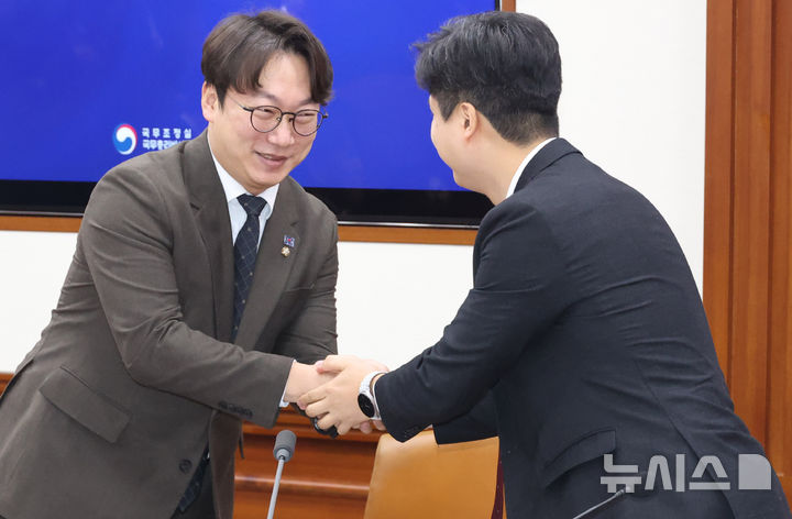 [서울=뉴시스] 추상철 기자 = 모경종(왼쪽) 더불어민주당 전국청년위원장과 우재준 국민의힘 중앙청년위원장이 6일 오전 서울 종로구 정부서울청사에서 열린 제1차 청년정책 관계장관회의에서 인사하고 있다. 2026.02.06. scchoo@newsis.com
