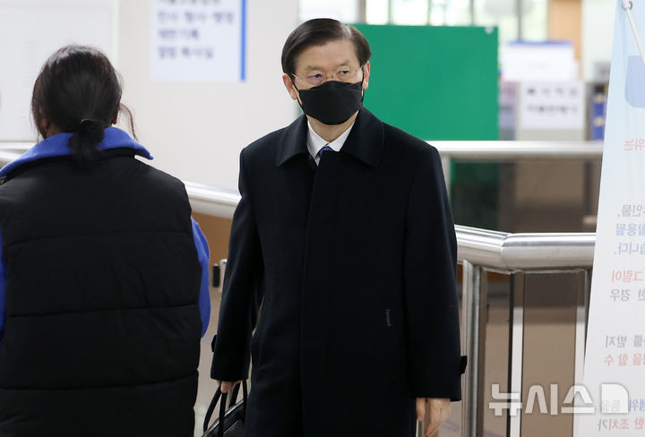 [서울=뉴시스] 김선웅 기자 = 박종준 전 대통령경호처장이 6일 서울 서초구 서울중앙지법에서 열린 '비화폰 삭제·내란 증거인멸' 혐의 1차 공판에 출석하고 있다. 2026.02.06. mangusta@newsis.com