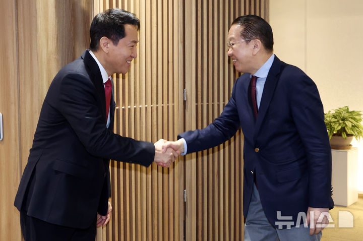 [서울=뉴시스] 황준선 기자 = 오세훈(왼쪽) 서울시장과 권영세 국민의힘 국회의원(서울 용산구)이 6일 오전 서울 중구 서울시청 시장 집무실에서 용산국제업무지구 관련 면담에 앞서 인사를 나누고 있다. (공동취재) 2026.02.06. photo@newsis.com