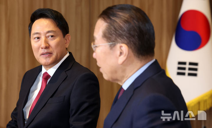 [서울=뉴시스] 황준선 기자 = 오세훈(왼쪽) 서울시장과 권영세 국민의힘 국회의원(서울 용산구)이 6일 오전 서울 중구 서울시청 시장 집무실에서 용산국제업무지구 관련 논의를 하고 있다. (공동취재) 2026.02.06. photo@newsis.com