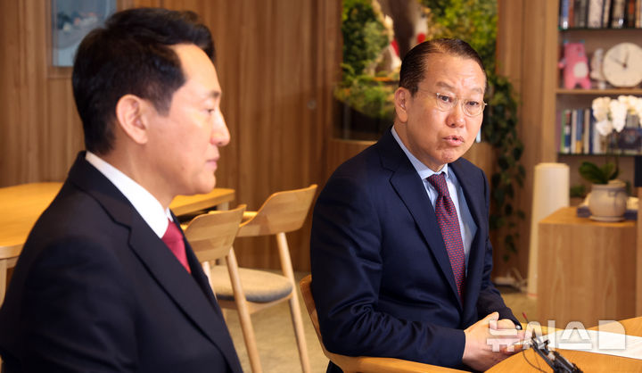 [서울=뉴시스] 황준선 기자 = 오세훈(왼쪽) 서울시장과 권영세 국민의힘 국회의원(서울 용산구)이 6일 오전 서울 중구 서울시청 시장 집무실에서 용산국제업무지구 관련 논의를 하고 있다. (공동취재) 2026.02.06. photo@newsis.com