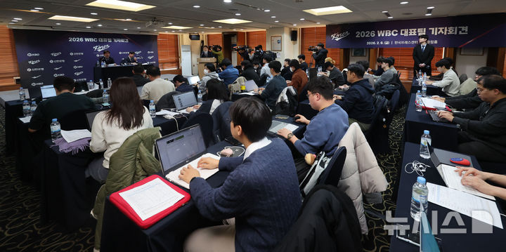 [서울=뉴시스] 권창회 기자 = 조계현 KBO 전력강화위원장이 6일 오전 서울 중구 프레스센터에서 열린 WBC 대표팀 명단 발표 기자회견에서 취재진 질의에 답하고 있다. 2026.02.06. kch0523@newsis.com