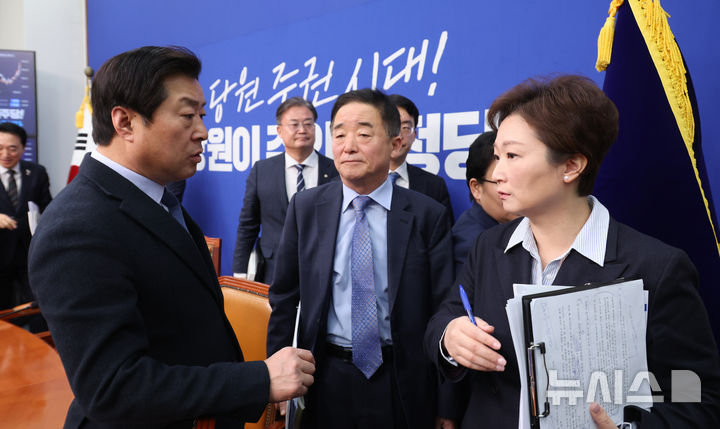[서울=뉴시스] 김금보 기자 = 더불어민주당 황명선(왼쪽부터), 강득구, 이언주 최고위원이 6일 오전 서울 여의도 국회에서 최고위원회의를 마친 뒤 대화를 하고 있다. 2026.02.06. kgb@newsis.com