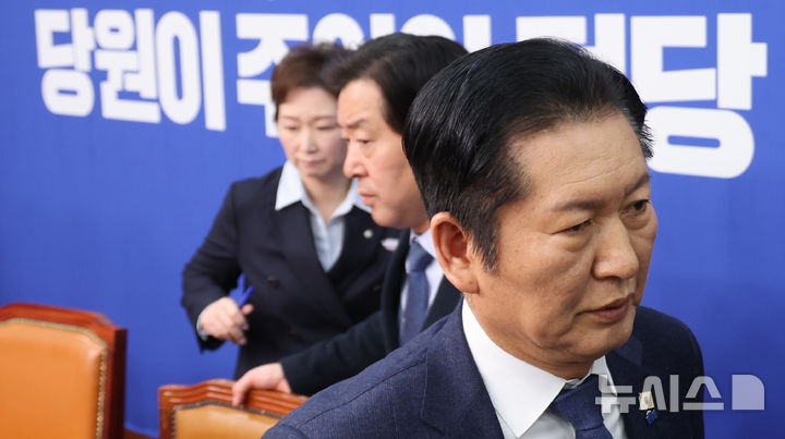 [서울=뉴시스] 김금보 기자 = 정청래 더불어민주당 대표가 6일 오전 서울 여의도 국회에서 최고위원회의를 마치고 퇴장하고 있다. 정 대표는 조국혁신당과의 합당 추진 사태와 관련해 최고위원들에게 사과 및 철회 요구를 받았다. 2026.02.06. kgb@newsis.com