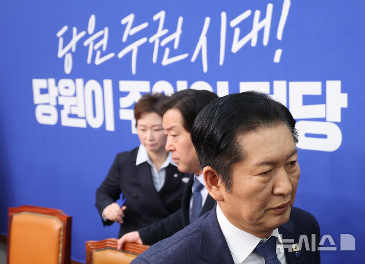 [서울=뉴시스] 김금보 기자 = 정청래 더불어민주당 대표가 6일 오전 서울 여의도 국회에서 최고위원회의를 마치고 퇴장하고 있다. 정 대표는 조국혁신당과의 합당 추진 사태와 관련해 최고위원들에게 사과 및 철회 요구를 받았다. 2026.02.06. kgb@newsis.com