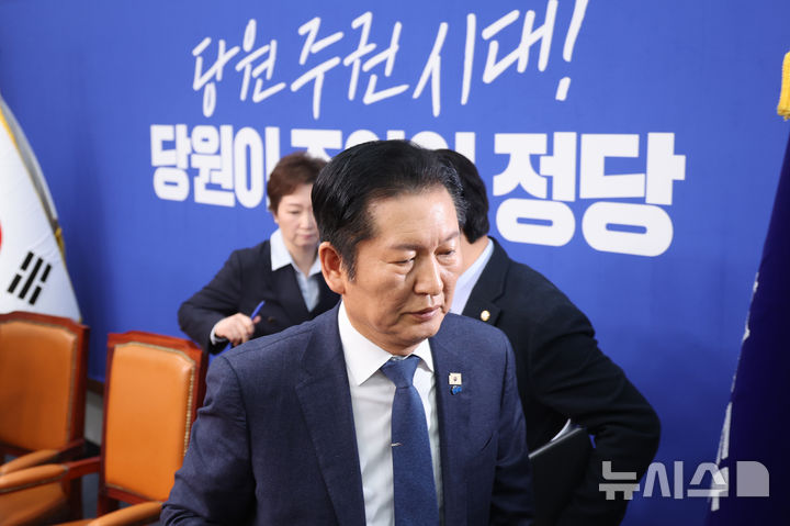[서울=뉴시스] 김금보 기자 = 정청래 더불어민주당 대표가 6일 오전 서울 여의도 국회에서 최고위원회의를 마치고 퇴장하고 있다. 정 대표는 조국혁신당과의 합당 추진 사태와 관련해 최고위원들에게 사과 및 철회 요구를 받았다. 2026.02.06. kgb@newsis.com