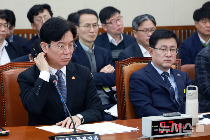[서울=뉴시스] 고승민 기자 = 김영훈 고용노동부 장관과 김성환 기후에너지환경부 장관이 6일 서울 여의도 국회에서 열린 기후에너지환경노동위원회 전체회의에 출석하고 있다. 2026.02.06. kkssmm99@newsis.com