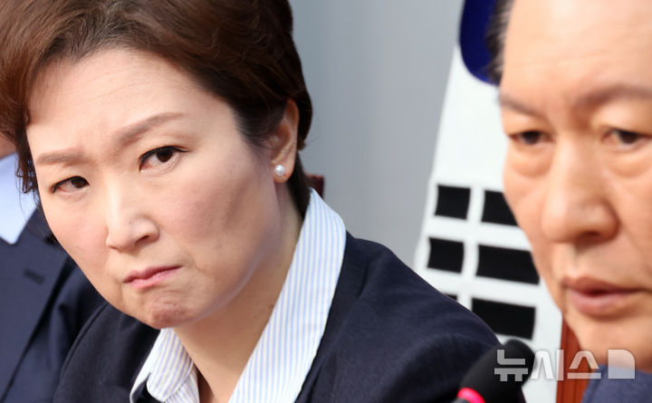 [서울=뉴시스] 김금보 기자 = 이언주 더불어민주당 최고위원이 6일 오전 서울 여의도 국회에서 열린 최고위원회의에서 정청래 대표가 '합당 대외비 문건' 논란에 대해 발언하자 정 대표를 노려보고 있다. 2026.02.06. kgb@newsis.com