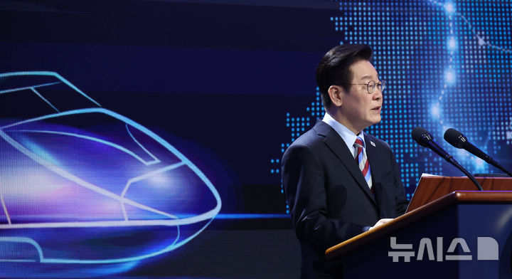 [거제=뉴시스] 최동준 기자 = 이재명 대통령이 6일 경남 거제시 견내량 인근에서 열린 남부내륙철도 착공식에서 기념사를 하고 있다. (청와대통신사진기자단) 2026.02.06. photocdj@newsis.com